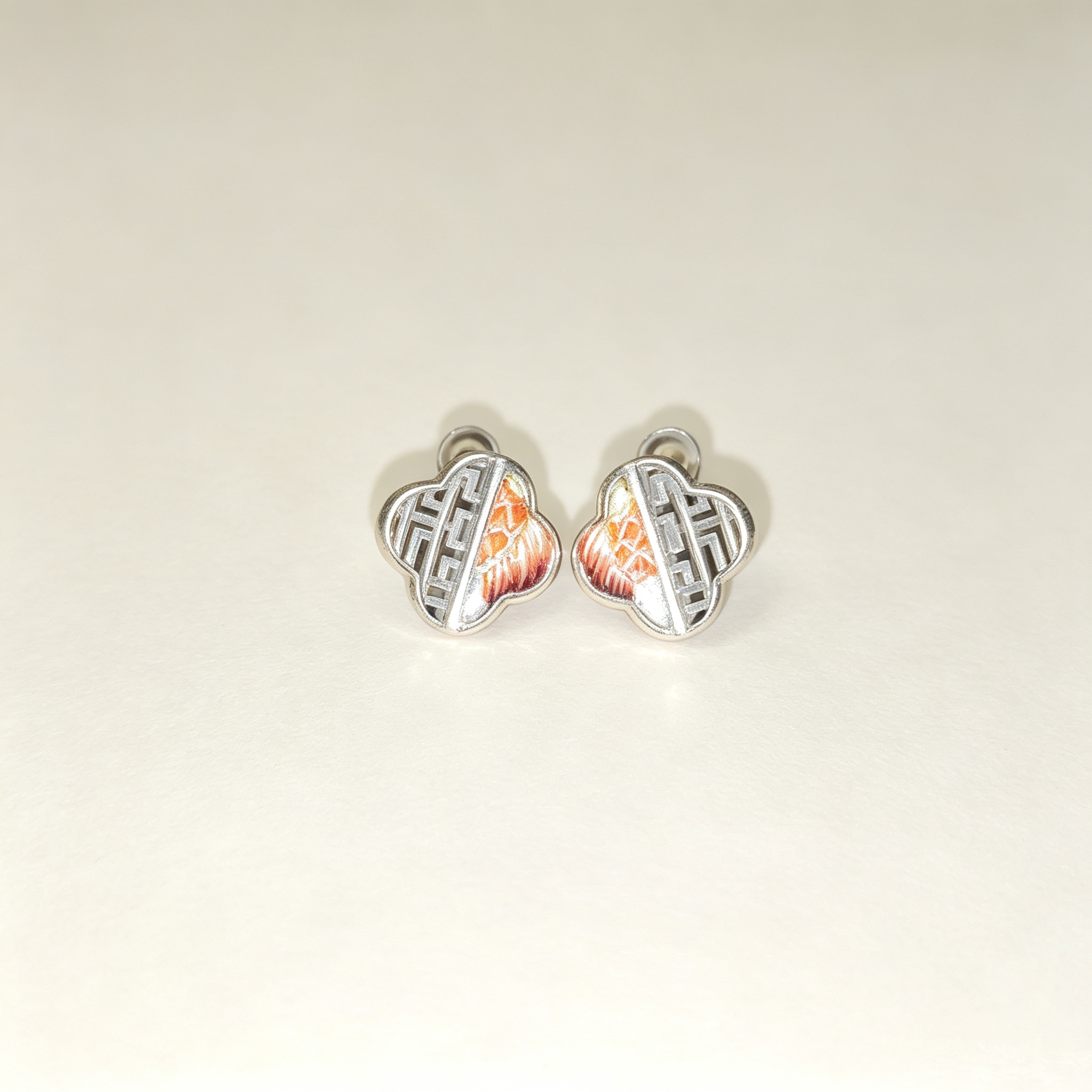ELA BOUTIQUE |CHINESE CLOVER WINDOW PATTERN STUD EARRING