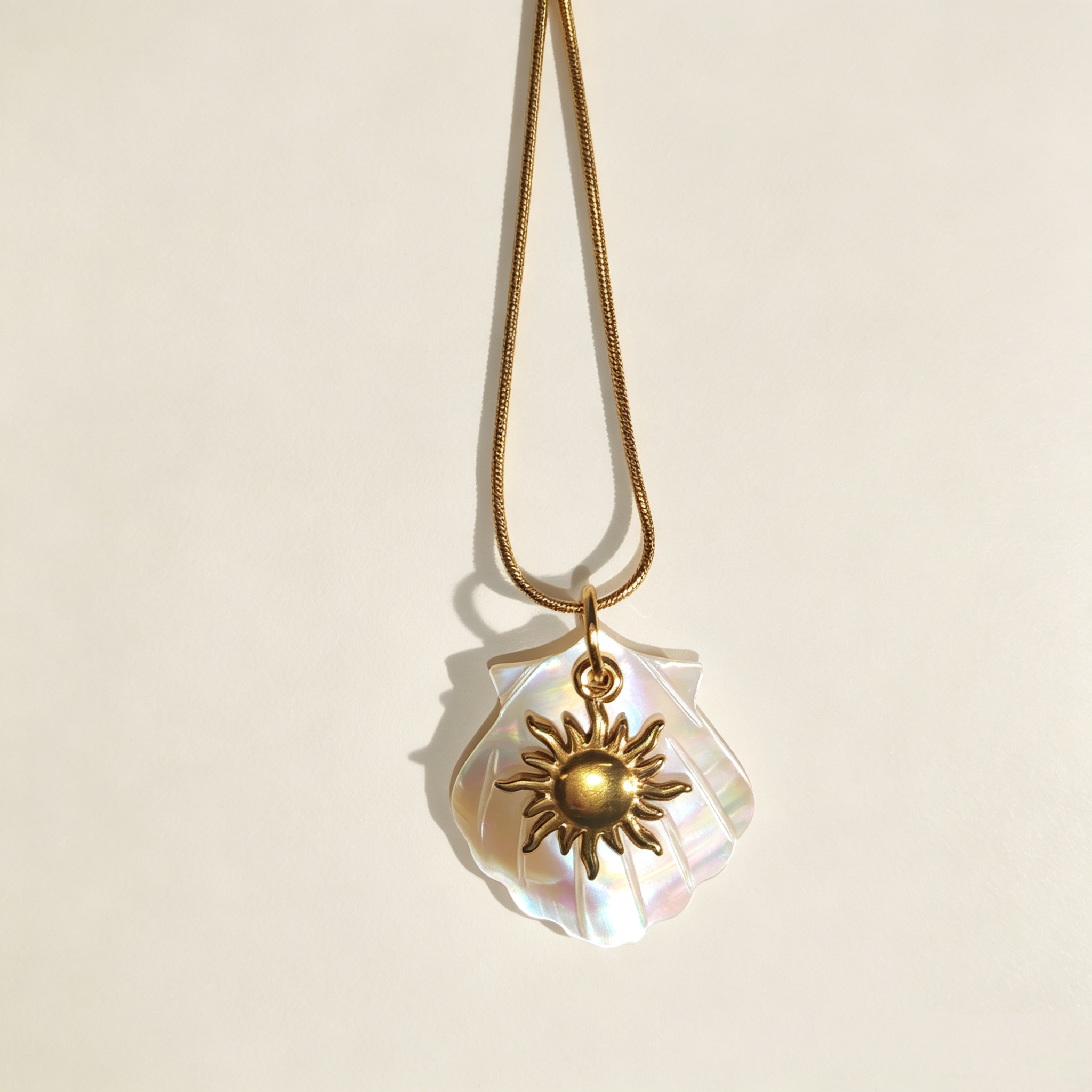 ELA BOUTIQUE| Sun Shell Pendant Necklace