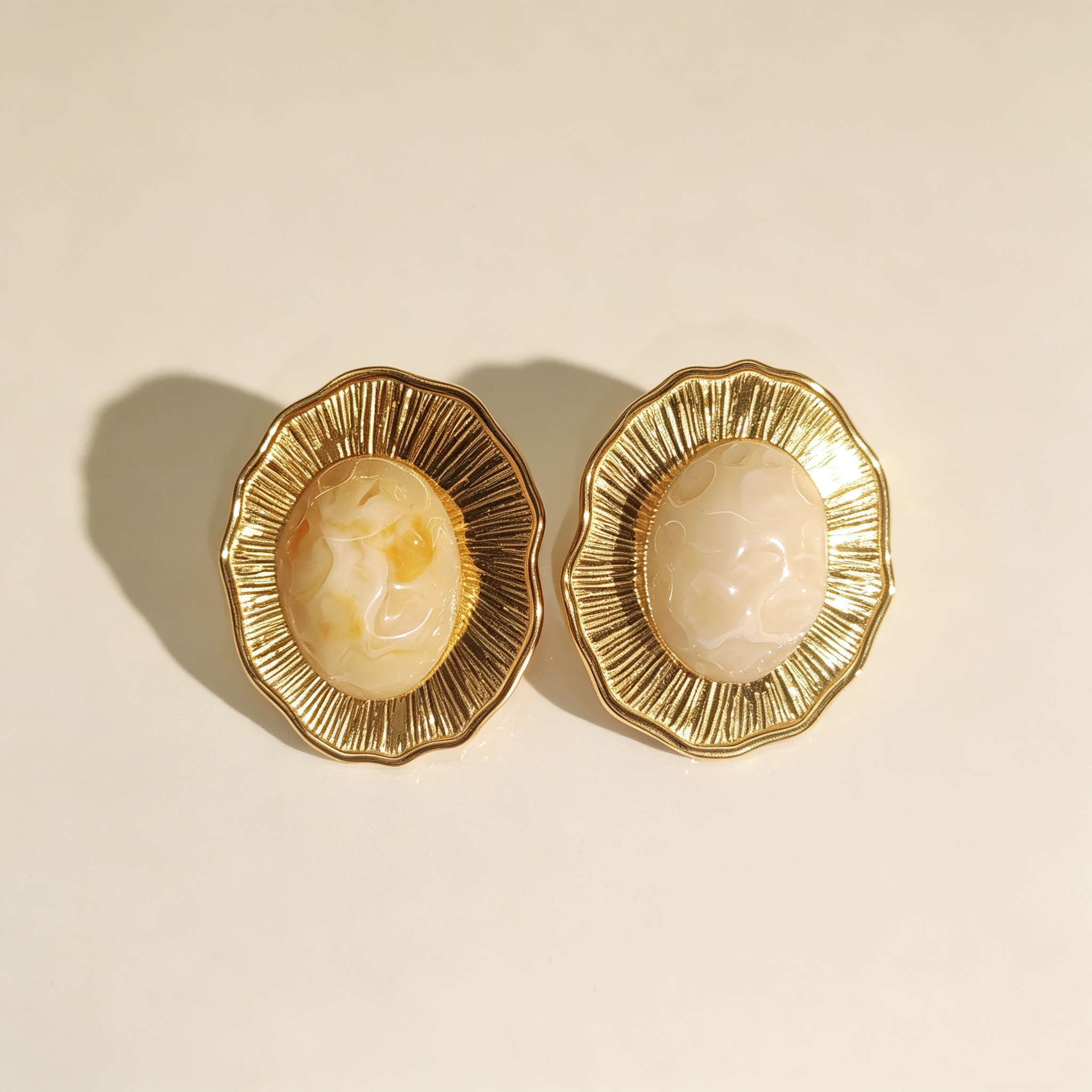 ELA BOUTIQUE| VINTAGE GOLDEN SUN RAY SHELL STATEMENT EARRIGS