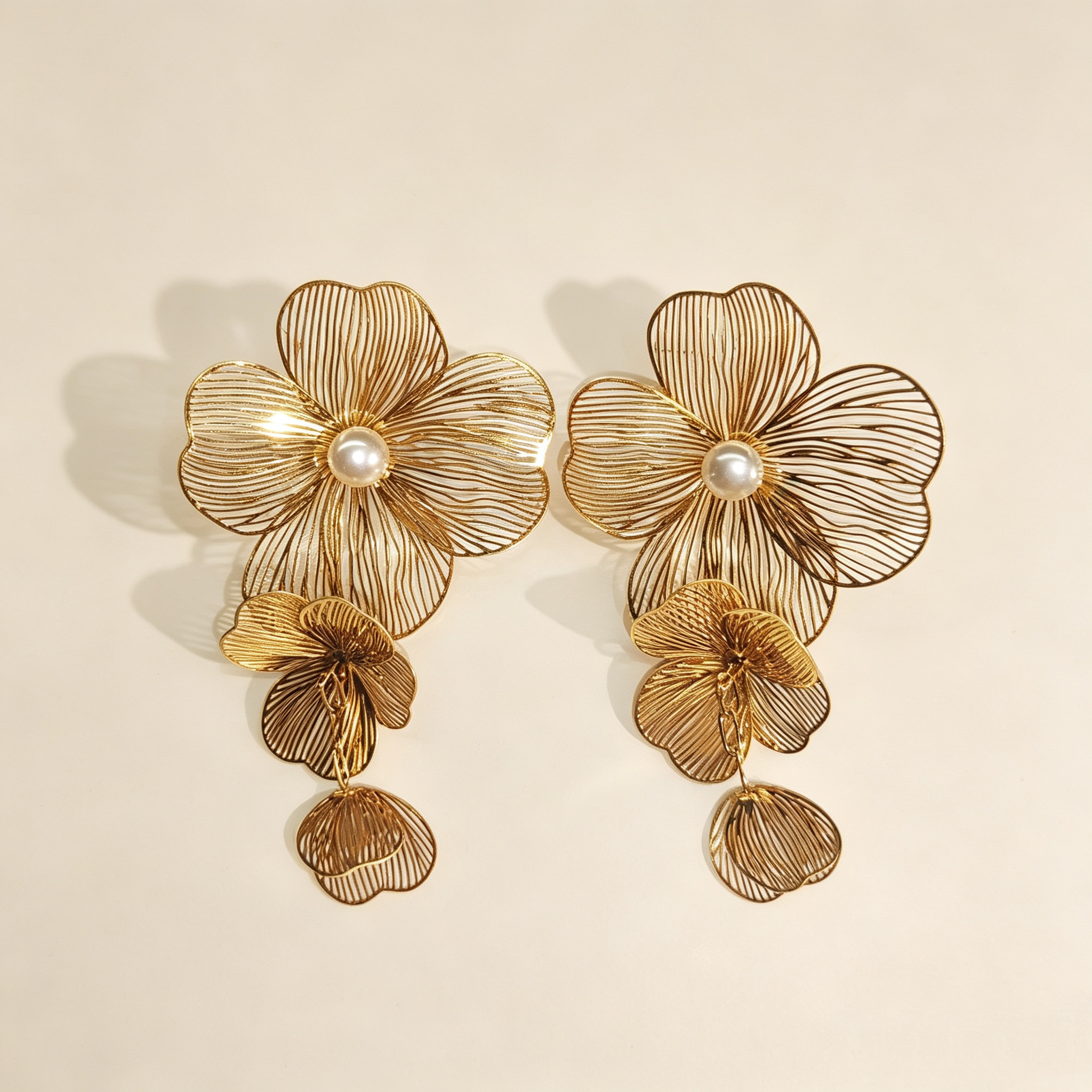 ELA BOUTIQUE| GOLD WIRE FLORAL PEARL EARRINGS