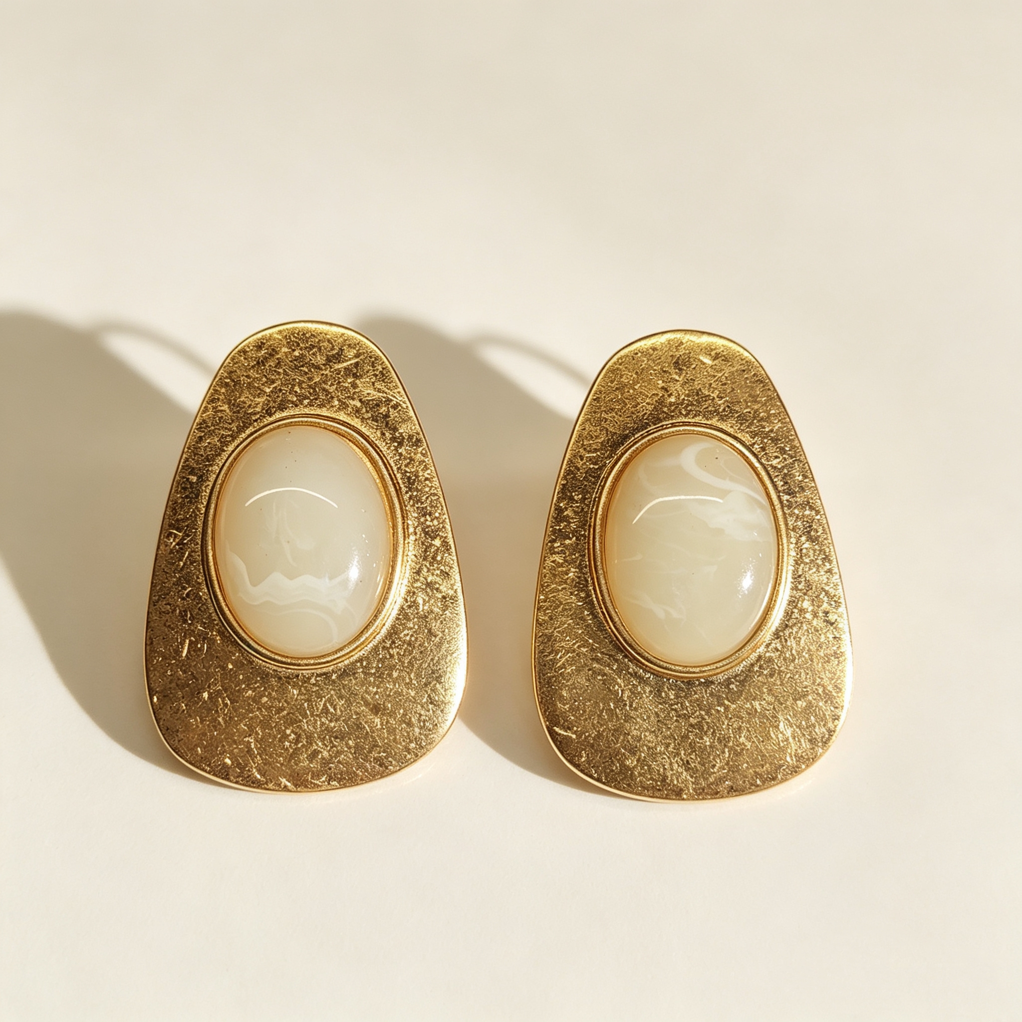 ELA BOUTIQUE| GOLD TEXTURED OVAL WHITE STONE EARRINGS