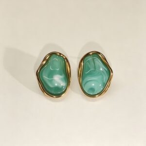 ELA BOUTIQUE| GOLD IRREGULAR GREEN STONE STUD EARRINGS