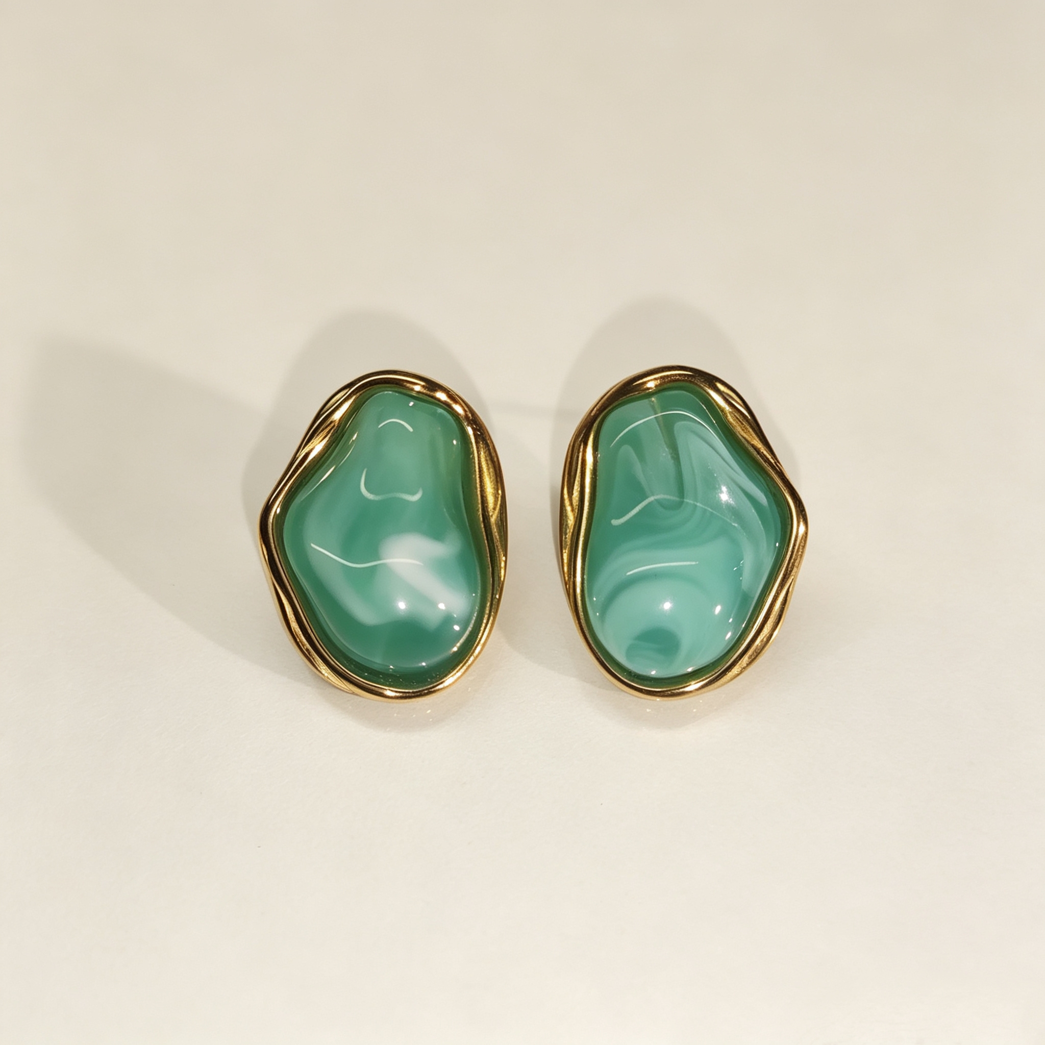ELA BOUTIQUE| GOLD IRREGULAR GREEN STONE STUD EARRINGS